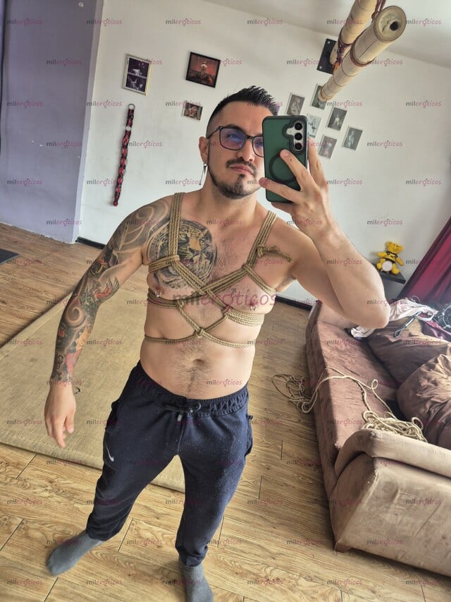 FOTOS DE ACTIVO. MASCULINO. FETICHISTA Y DOMINANTE.