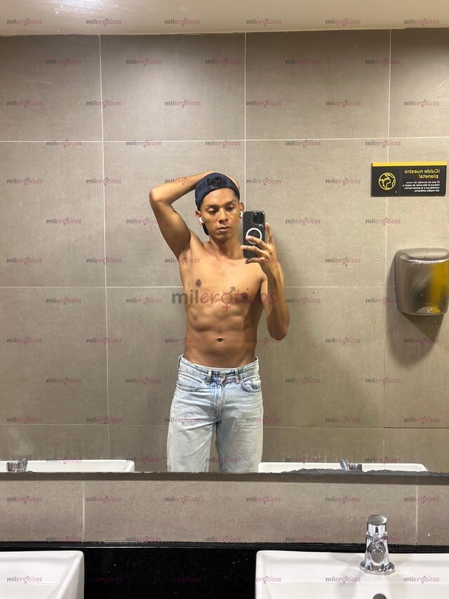 FOTOS DE SUMISO JOVEN ATLÉTICO PARA DARTE LA MEJOR COMPAÑÍA Y PLACER