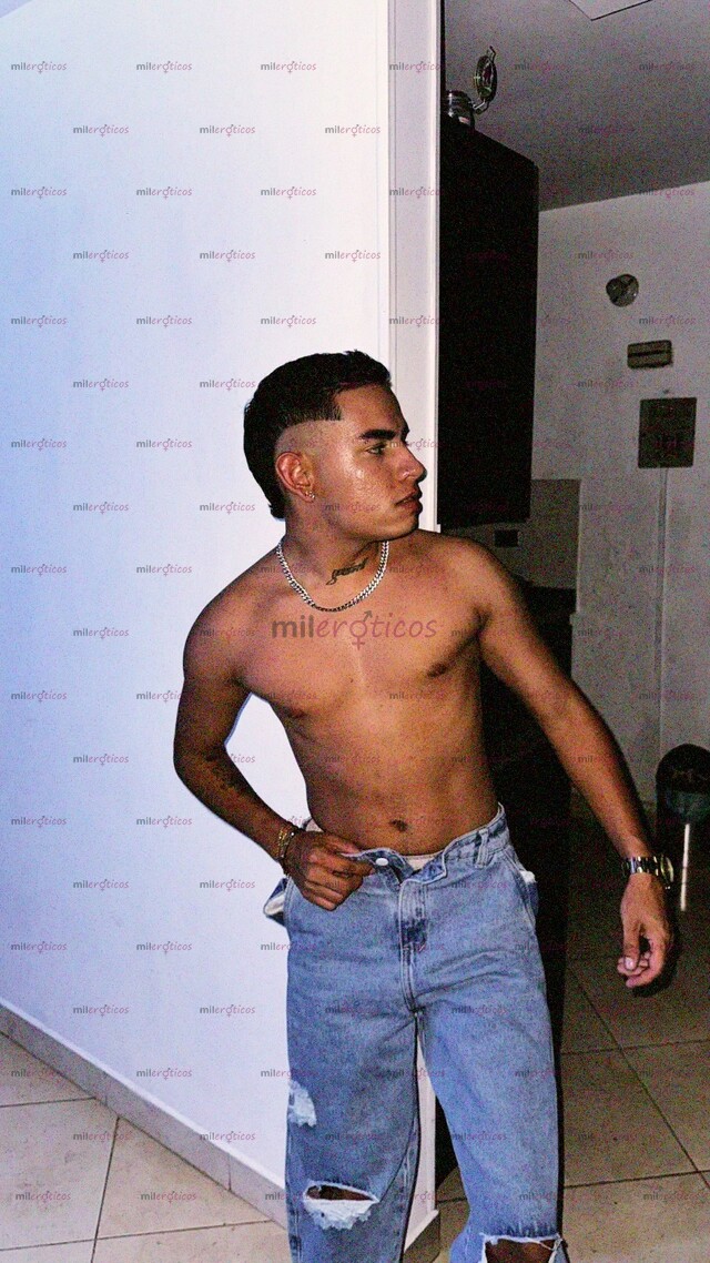 FOTOS DE COLOMBIANO DOTADO CALIENTE CON GANAS DE FOLLAR Y PASARLA RICO