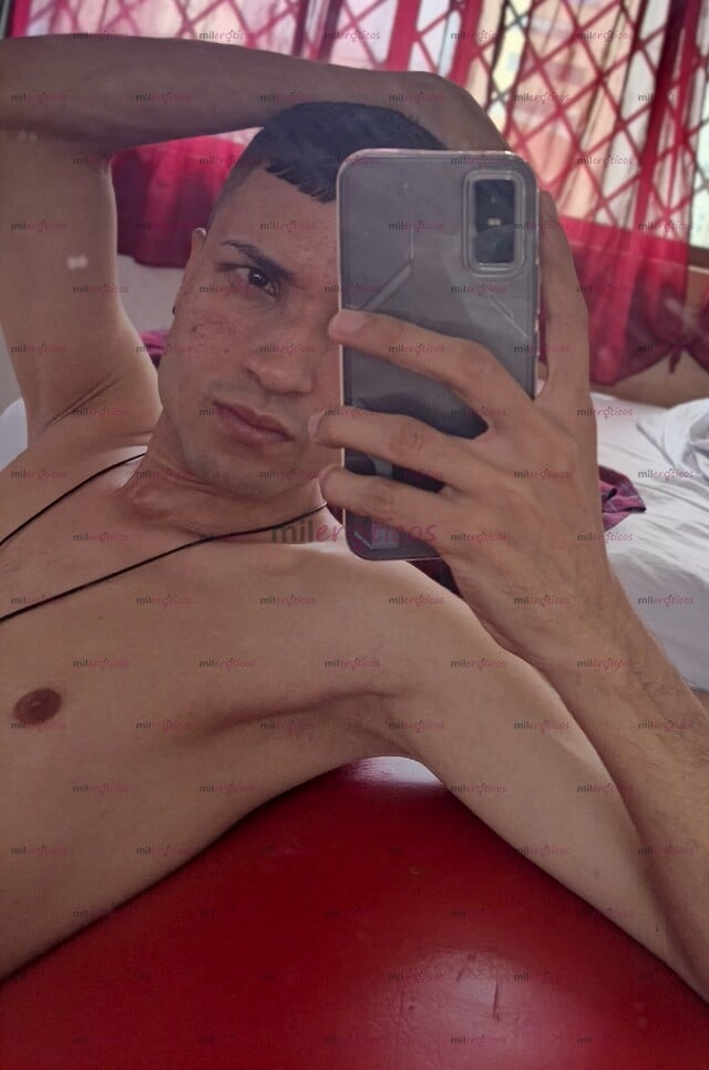 FOTOS DE CHICO TWINK MUY ARDIENTE Y COMPLACIENTE DISPUESTO A TODO
