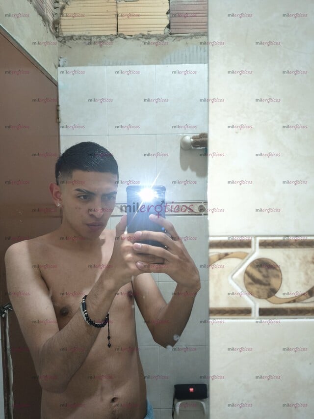FOTOS DE JOVEN VERSÁTIL GAY COMPLACIENTE, DISPUESTO A EXPERIENCIAS ÚNICAS