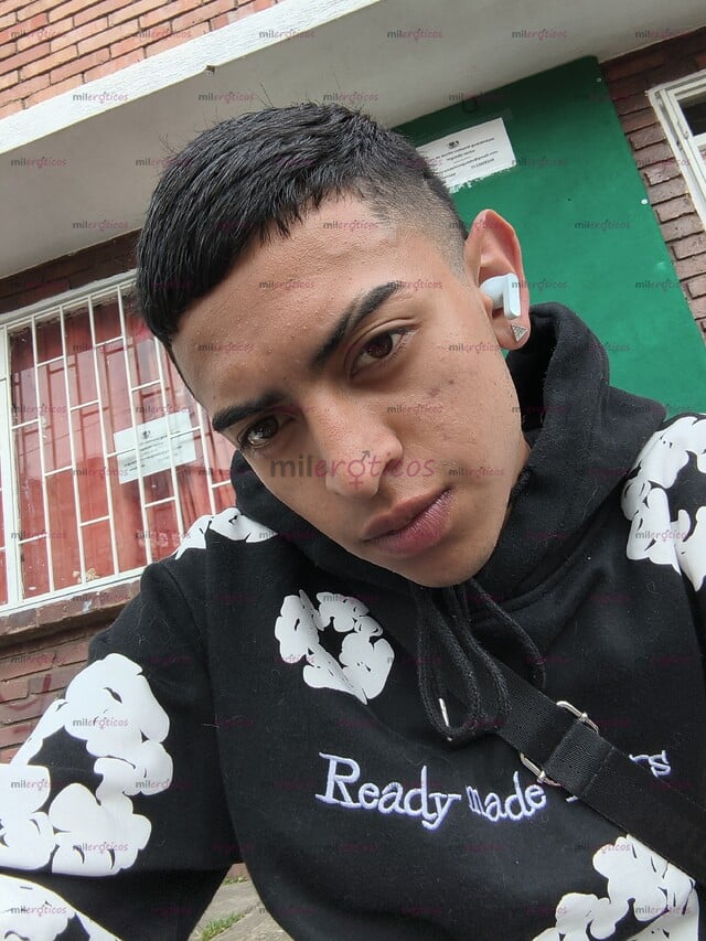 FOTOS DE JOVEN VERSÁTIL GAY COMPLACIENTE, DISPUESTO A EXPERIENCIAS ÚNICAS