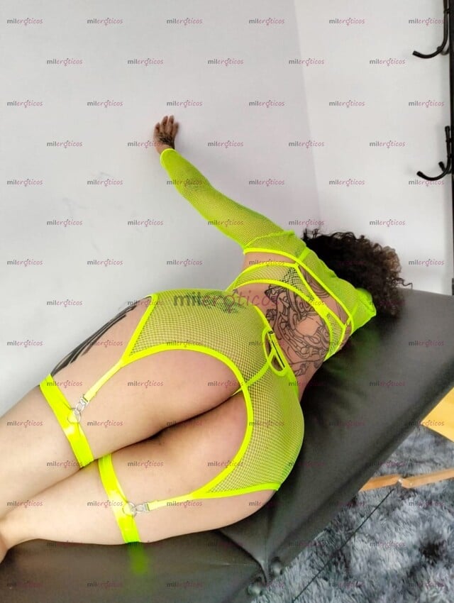 FOTOS DE PIEL MORENA, CABELLOS RIZADO Y CUERPO ATLÉTICO