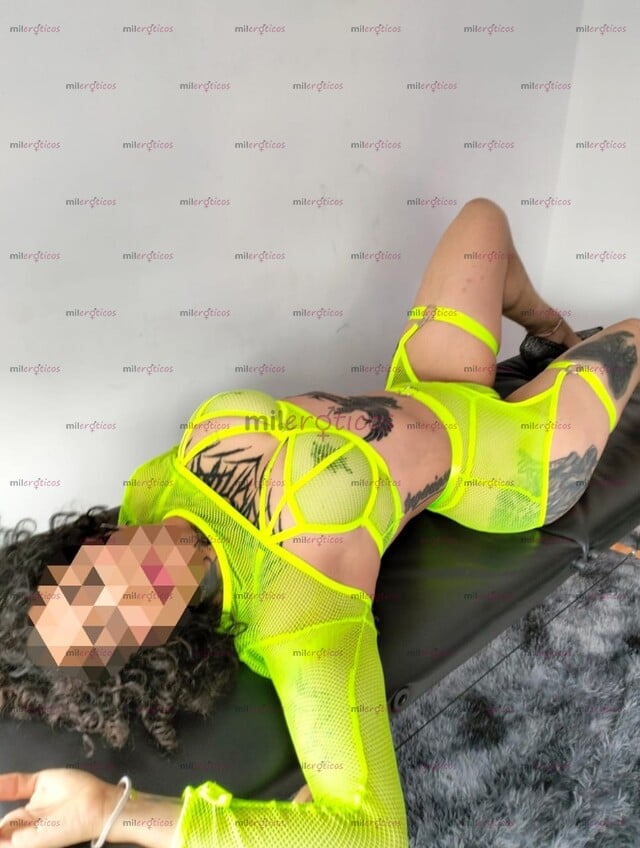 FOTOS DE PIEL MORENA, CABELLOS RIZADO Y CUERPO ATLÉTICO