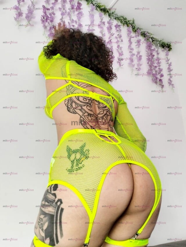 FOTOS DE PIEL MORENA, CABELLOS RIZADO Y CUERPO ATLÉTICO