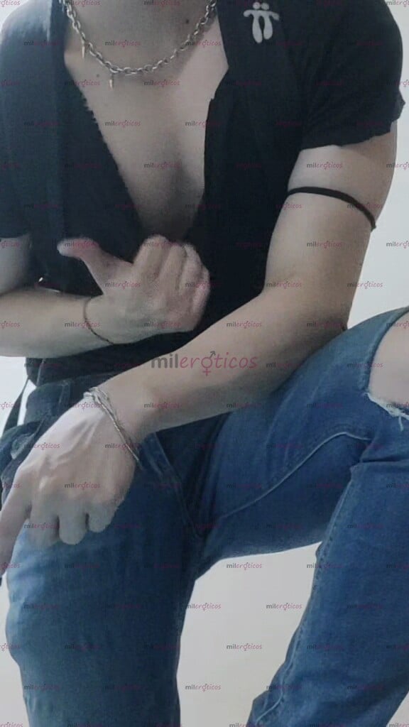 FOTOS DE BLANCO DOTADO CON GANAS DE DIVERSION Y SEXO RICO