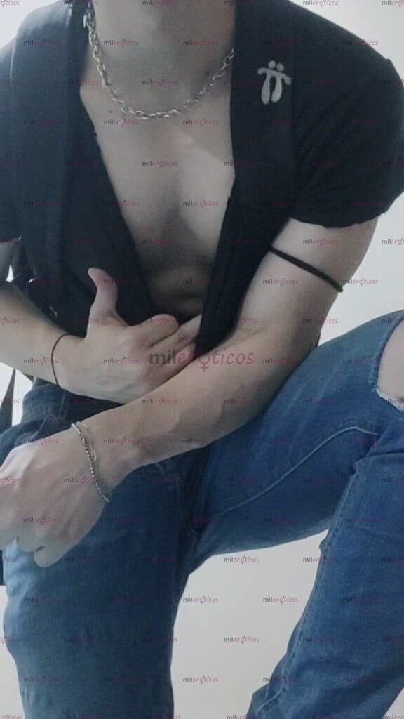 FOTOS DE BLANCO DOTADO CON GANAS DE DIVERSION Y SEXO RICO