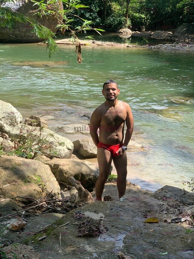 FOTOS DE SOY JOVEN , SERIO Y APUESTO CON MUCHAS GANAS DE SUDAR EN EL SEXO Y DE LAMER CULO