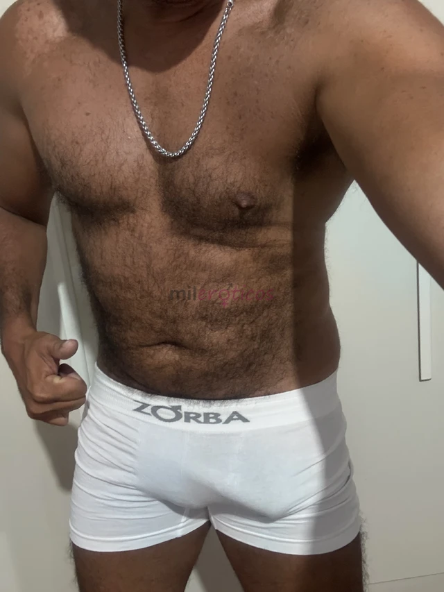 Ola me chamo marcos macho ativo com pegada macho carinhoso e sou bruto ao mesmo tempo ai voce escolhe heheheh gosto de fuder um cuzinho estou aqui pra...