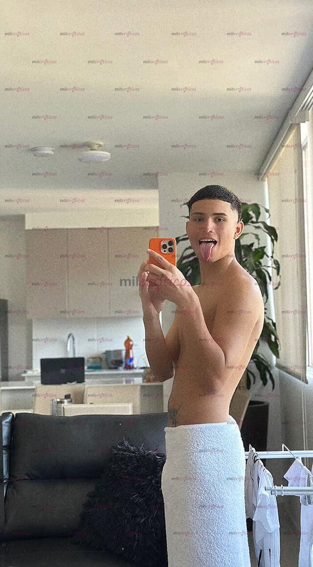 FOTOS DE MORE THAN HANDSOME, IMPOSSIBLE TO IGNORE SI