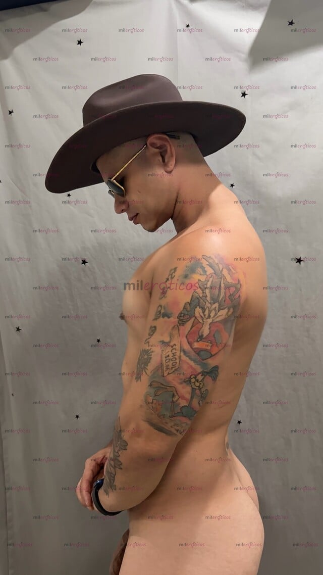 FOTOS DE BARBERO Y MASAJISTA COLOMBIANO , SATISFACE EL MORBO DE SENTIR EL BULTO
