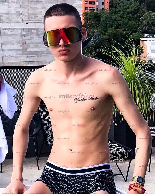 FOTOS DE FETICHISTA DOTADO. JOVEN CREADOR DE CONTENIDO EXPLÍCITO. PARAMENTO PRIVADO.