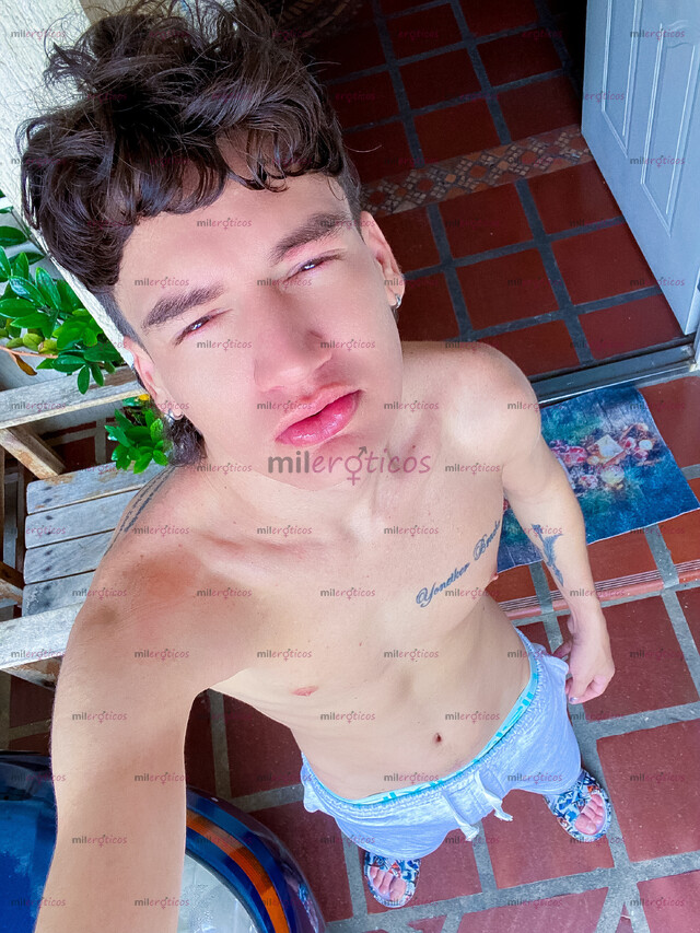 FOTOS DE JOVEN VERSÁTIL FETICHISTA. APARTAMENTO PRIVADO. MACHOS SOLVENTES.