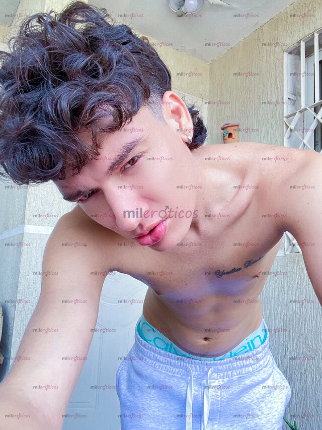 FOTOS DE JOVEN VERSÁTIL FETICHISTA. APARTAMENTO PRIVADO. MACHOS SOLVENTES.