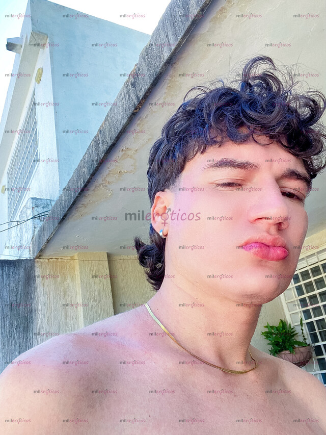 FOTOS DE JOVEN VERSÁTIL FETICHISTA. APARTAMENTO PRIVADO. MACHOS SOLVENTES.