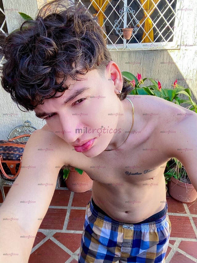 FOTOS DE JOVEN VERSÁTIL FETICHISTA. APARTAMENTO PRIVADO. MACHOS SOLVENTES.