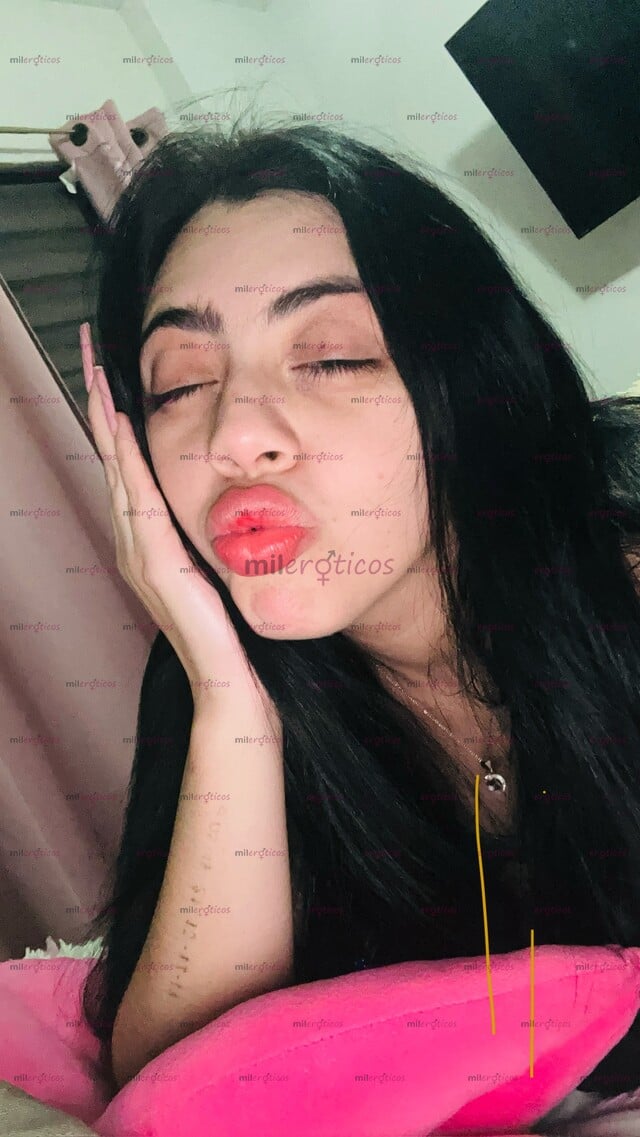 FOTOS DE CHICA VIP PETIT DE 1.52M CON LUGAR CALIENTE