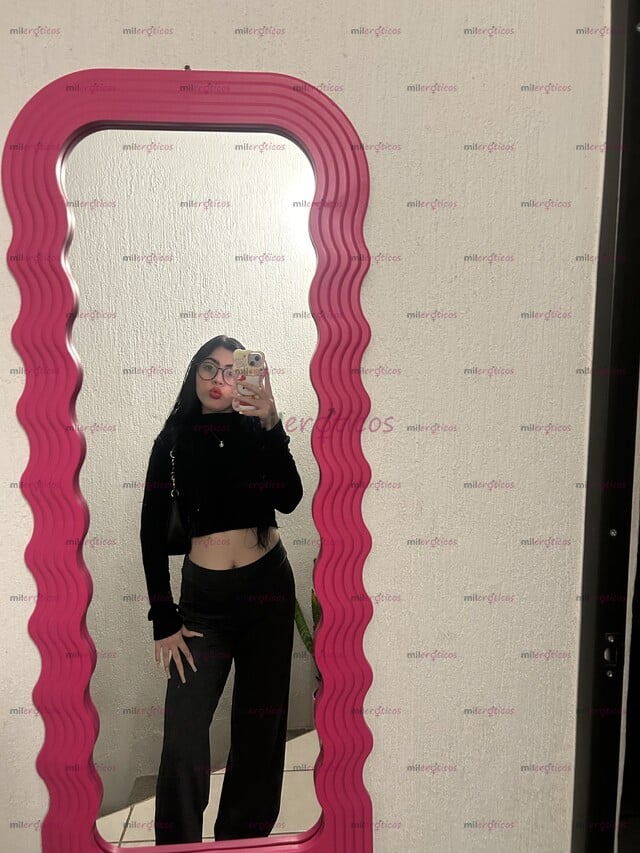 FOTOS DE CHICA VIP PETIT DE 1.52M CON LUGAR CALIENTE
