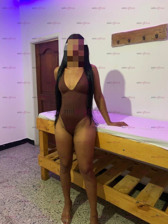 FOTOS DE DELICIOSA PORNO CON CURVAS DE IMPACTO MAMADA PROFUNDA Y POSES DE GIMNASIA