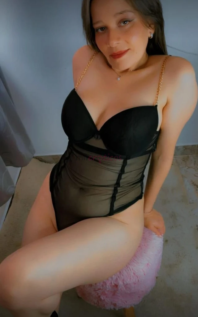 Imagina tener a una chica disponible solo para tus antojos mas oscuros ofrezco una experiencia de video llamada super intima y cercana como si estuvie...