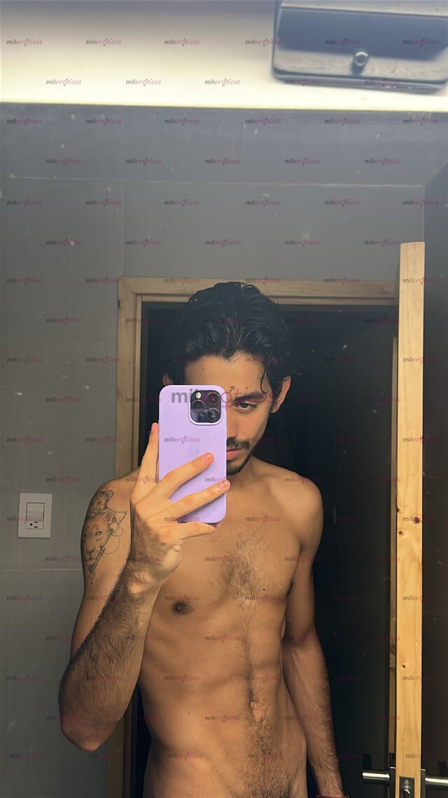 FOTOS DE CHICO JOVEN, RELAJADO Y ATENTO PARA COMPLACERTE