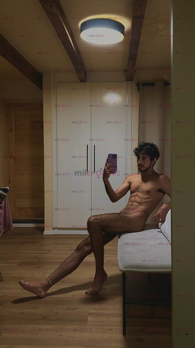 FOTOS DE CHICO JOVEN, RELAJADO Y ATENTO PARA COMPLACERTE