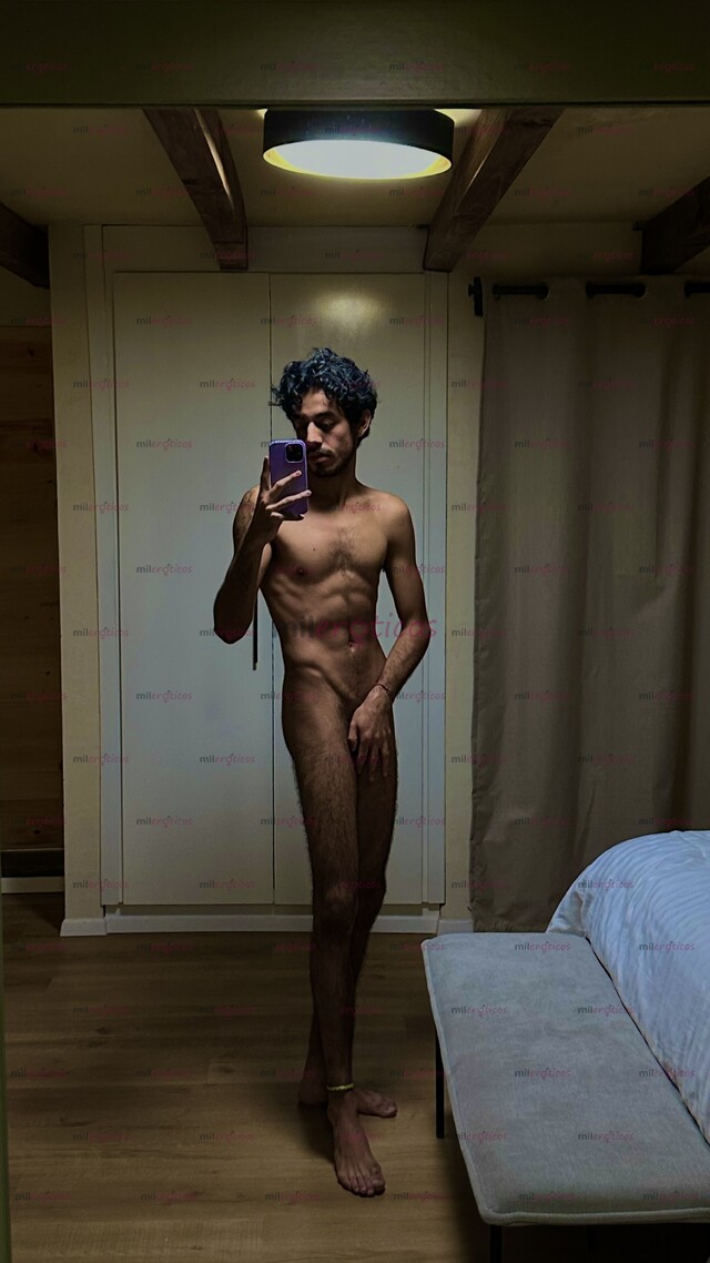 FOTOS DE CHICO JOVEN, RELAJADO Y ATENTO PARA COMPLACERTE