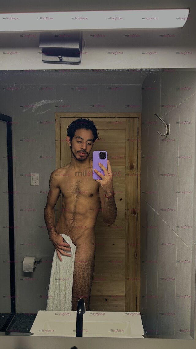 FOTOS DE CHICO JOVEN, RELAJADO Y ATENTO PARA COMPLACERTE