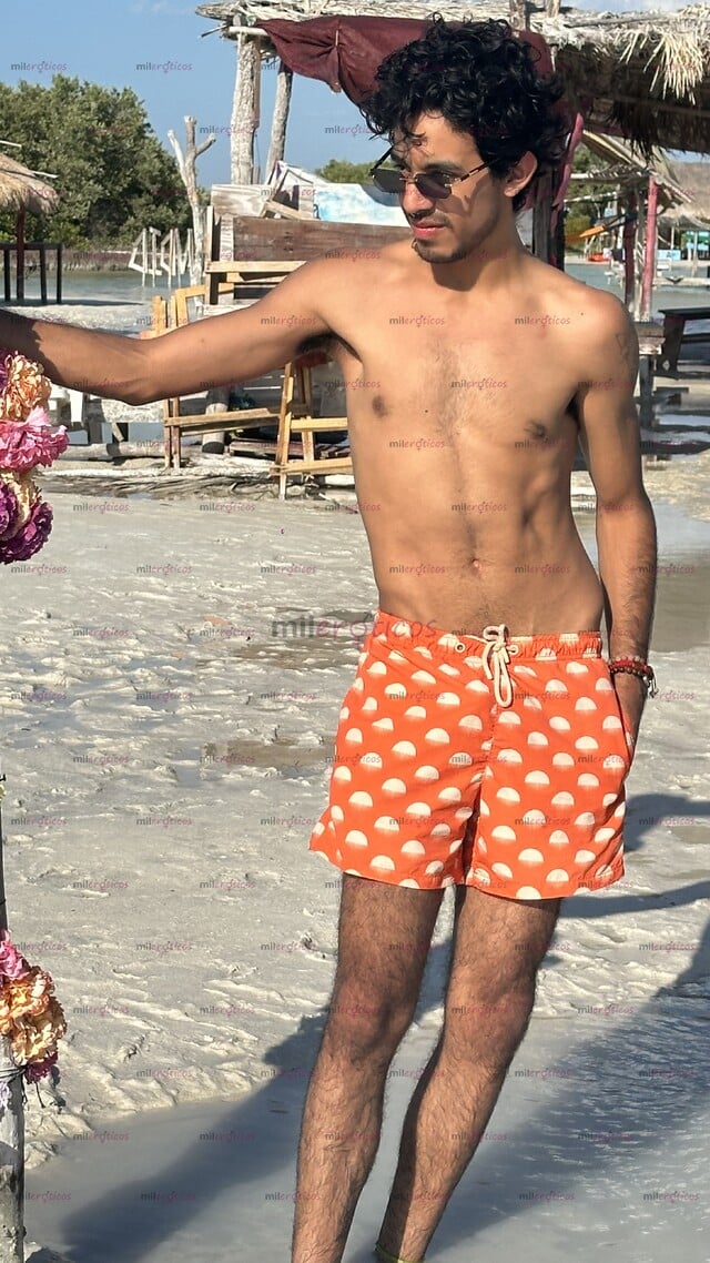 FOTOS DE CHICO JOVEN, RELAJADO Y ATENTO PARA COMPLACERTE