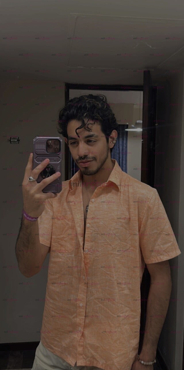 FOTOS DE CHICO JOVEN, RELAJADO Y ATENTO PARA COMPLACERTE