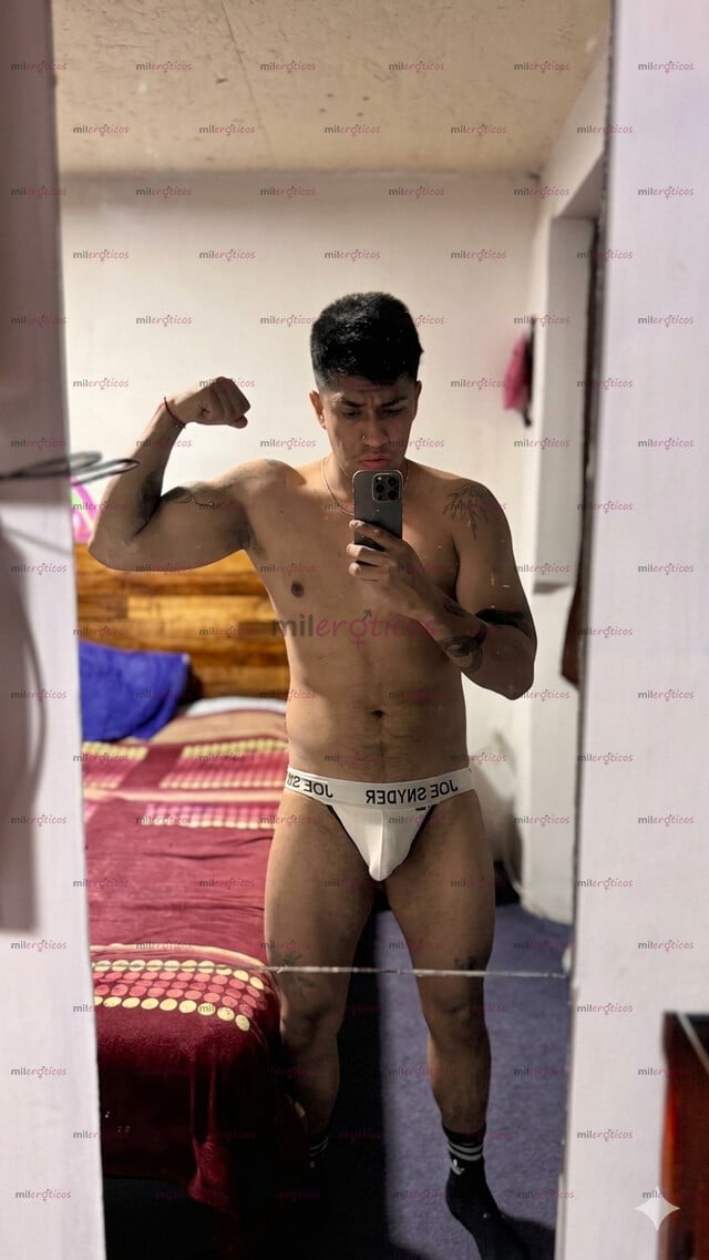 FOTOS DE JOVEN ATLÉTICO VARONIL, GUAPO CON BUENA HERRAMIENTA, Y CULO PARA DARTE PLACER.