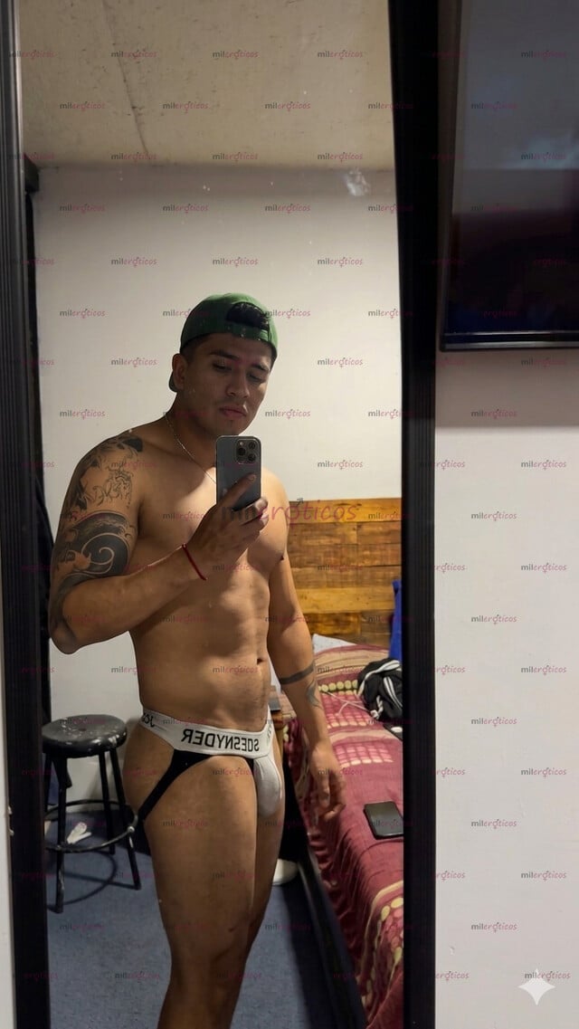 FOTOS DE JOVEN ATLÉTICO VARONIL, GUAPO CON BUENA HERRAMIENTA, Y CULO PARA DARTE PLACER.
