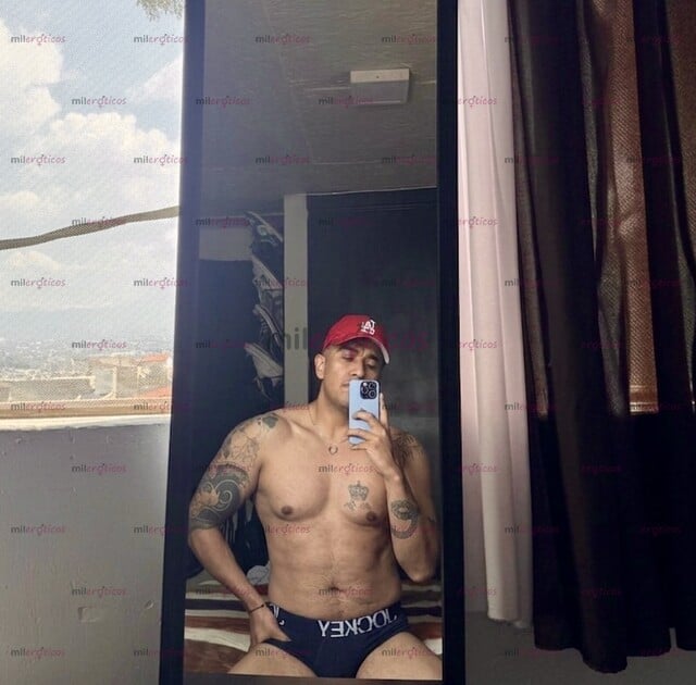 FOTOS DE JOVEN ATLÉTICO VARONIL, GUAPO CON BUENA HERRAMIENTA, Y CULO PARA DARTE PLACER.