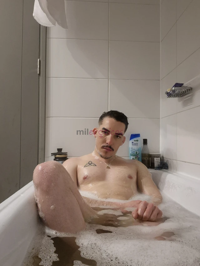 Hola soy alex un chico de 28 anos soy muy carinoso y completo todo un masajista profesional soy educado carinoso y sobre todo muy calientemis masajes...