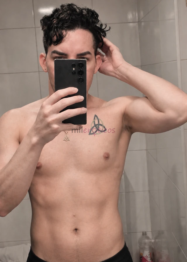 Hola soy alex un chico de 28 anos soy muy carinoso y completo todo un masajista profesional soy educado carinoso y sobre todo muy calientemis masajes...