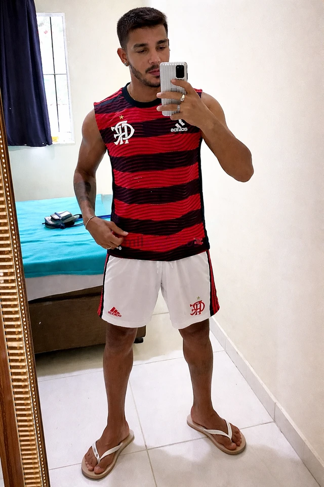 M e chamo hugo sou carioca como dizem da gema kk um cara de boa com vida que ama natureza praia animais e apaixonado por musica alem de cozinhar tambe...