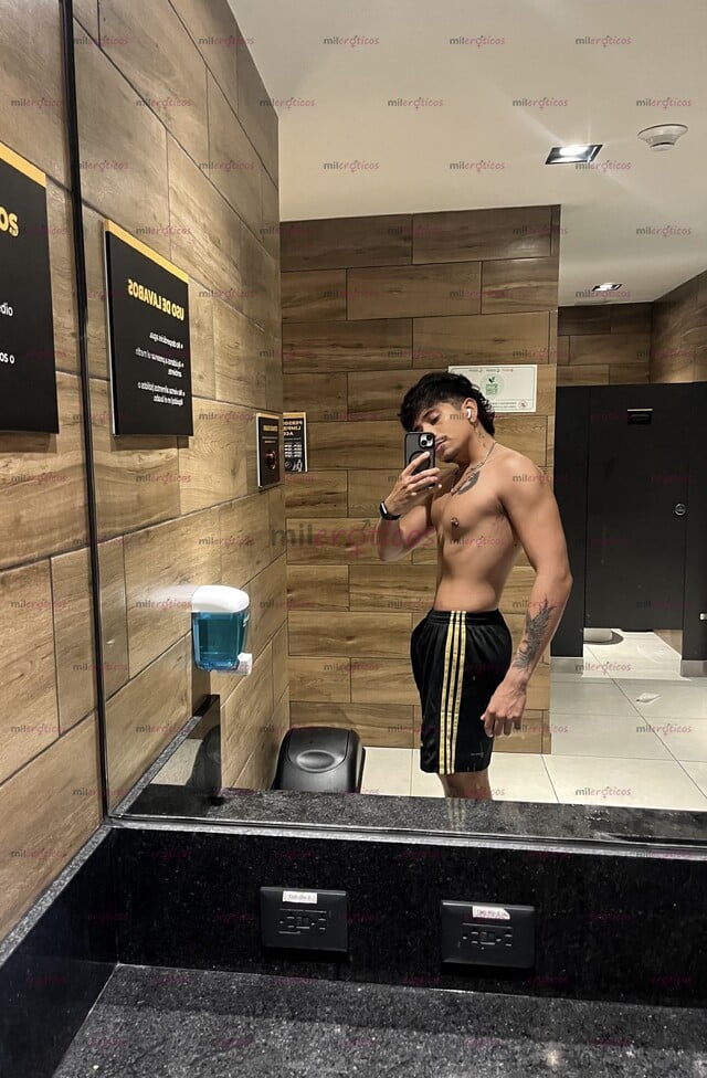 FOTOS DE ÚLTIMA NOCHE !!!ANDRÉ DE 23 AÑOS , DISPONIBLE PARA DARTE LECHITA