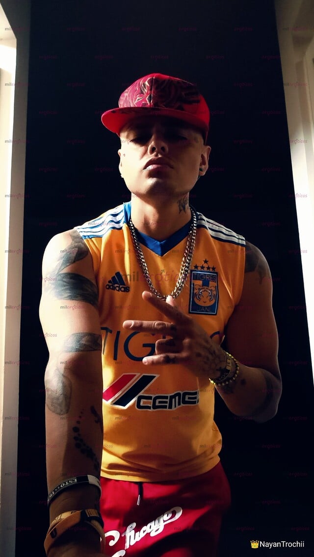 FOTOS DE CHACAL FUTBOLERO, ACA SE SUDA LA CAMISETA DETONANDO Y LLENANDO CULOS DE SEMEN