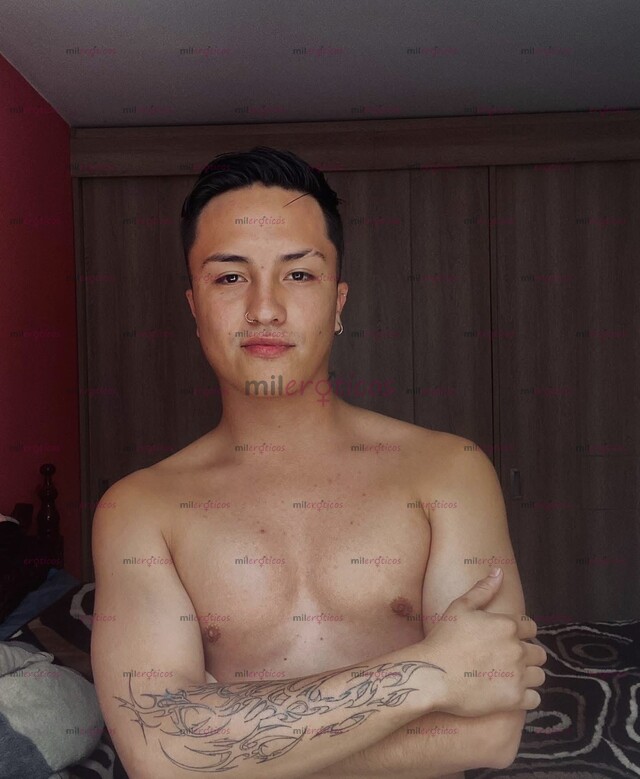 FOTOS DE JOVEN VERSÁTIL COMPLACIENTE DE LA CIUDAD DE BOGOTÁ
