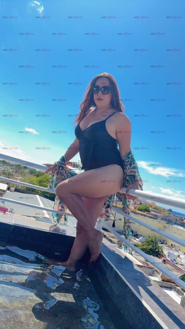 FOTOS DE VERY FEMININE AND ACCOMMODATING