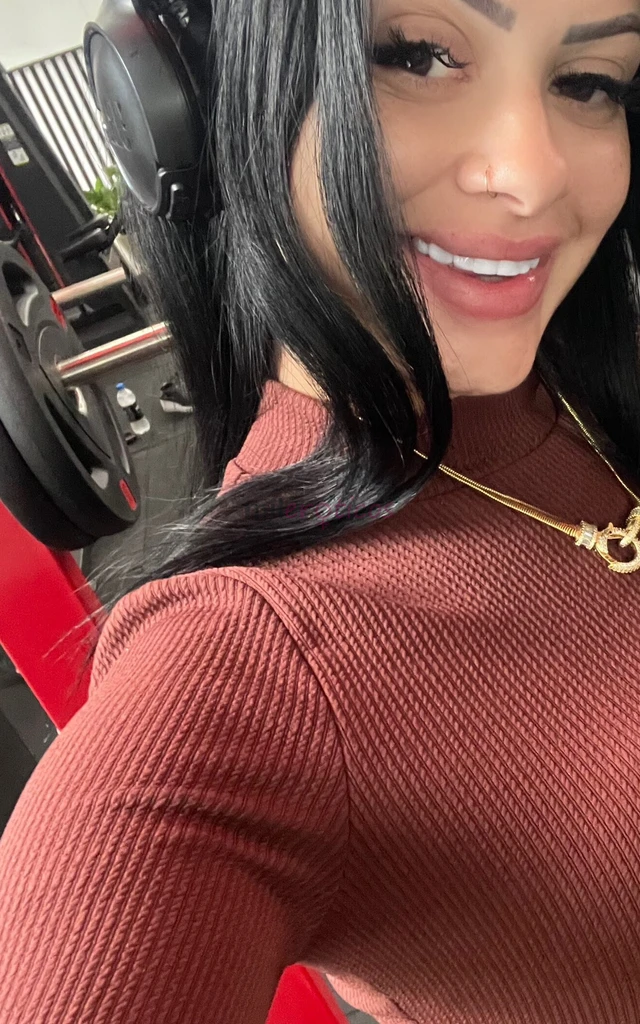Morena atraente louca para satisfazer todos seus prazeresbaixinha cabelos longos bem bronzeada corpo mignon disposta a te dar muito prazer e satisfaze...