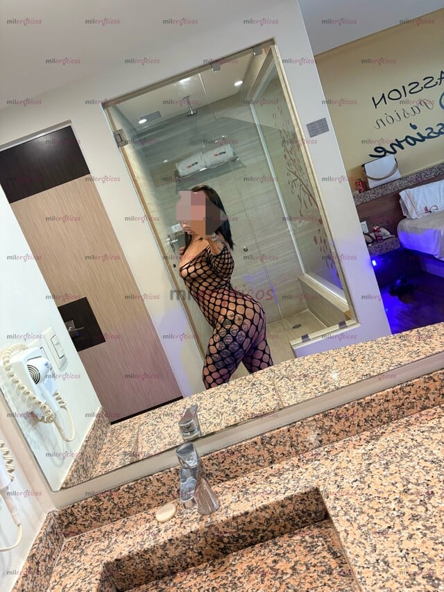 FOTOS DE MORENITA SÚPER SEXY! TATUADA Y DIRECTO A TU CAMITA.