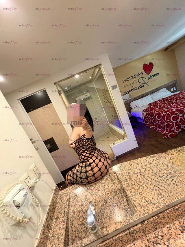 FOTOS DE MORENITA SÚPER SEXY! TATUADA Y DIRECTO A TU CAMITA.