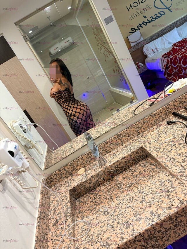 FOTOS DE MORENITA SÚPER SEXY! TATUADA Y DIRECTO A TU CAMITA.