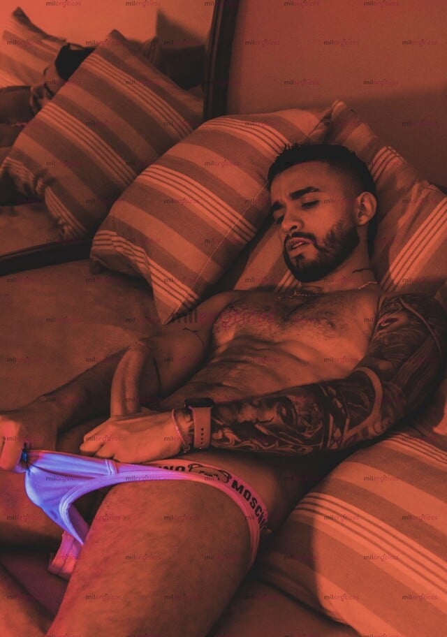 FOTOS DE JOVEN TATUADO INTER CALIENTE DISPUESTO PARA COMPLACERTE