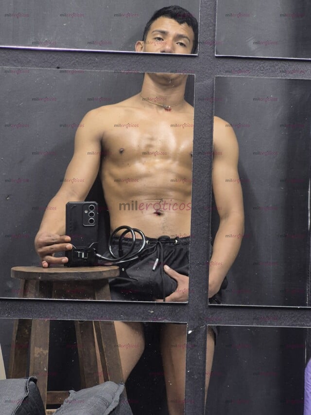 FOTOS DE CHICO DE GRAN VERGA Y DELICIOSO CULO ESPERANDO PARA DIVERTIRNOS COMPLACIENTE
