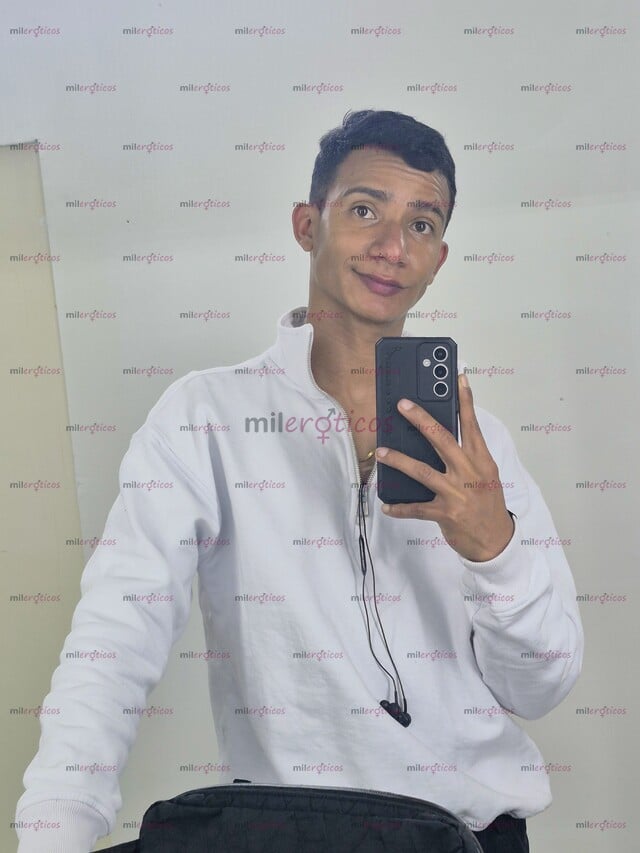 FOTOS DE CHICO DE GRAN VERGA Y DELICIOSO CULO ESPERANDO PARA DIVERTIRNOS COMPLACIENTE