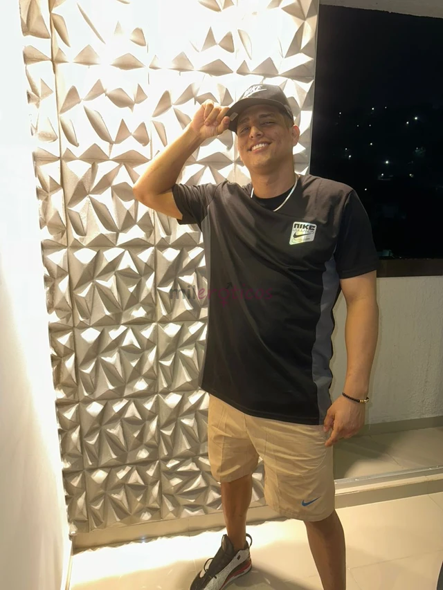 Soy un chico alto vergon 20 cmdisponible para servicios virtuales y tambien presenciales estoy a una hora de santiago si deseas servicios presenciales...