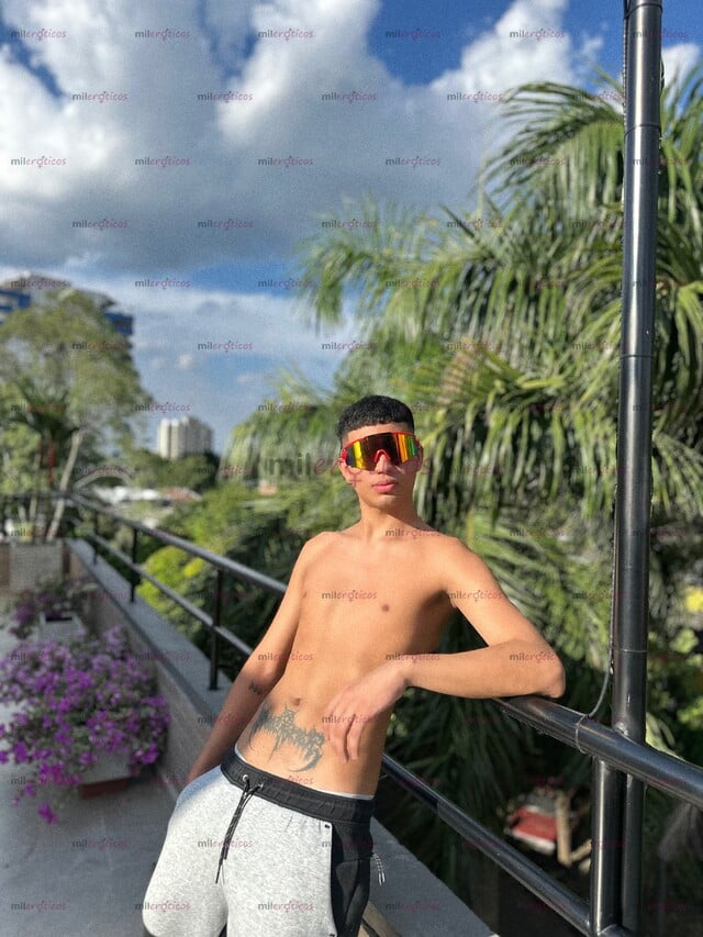 FOTOS DE MORE THAN HANDSOME, IMPOSSIBLE TO IGNORE SI