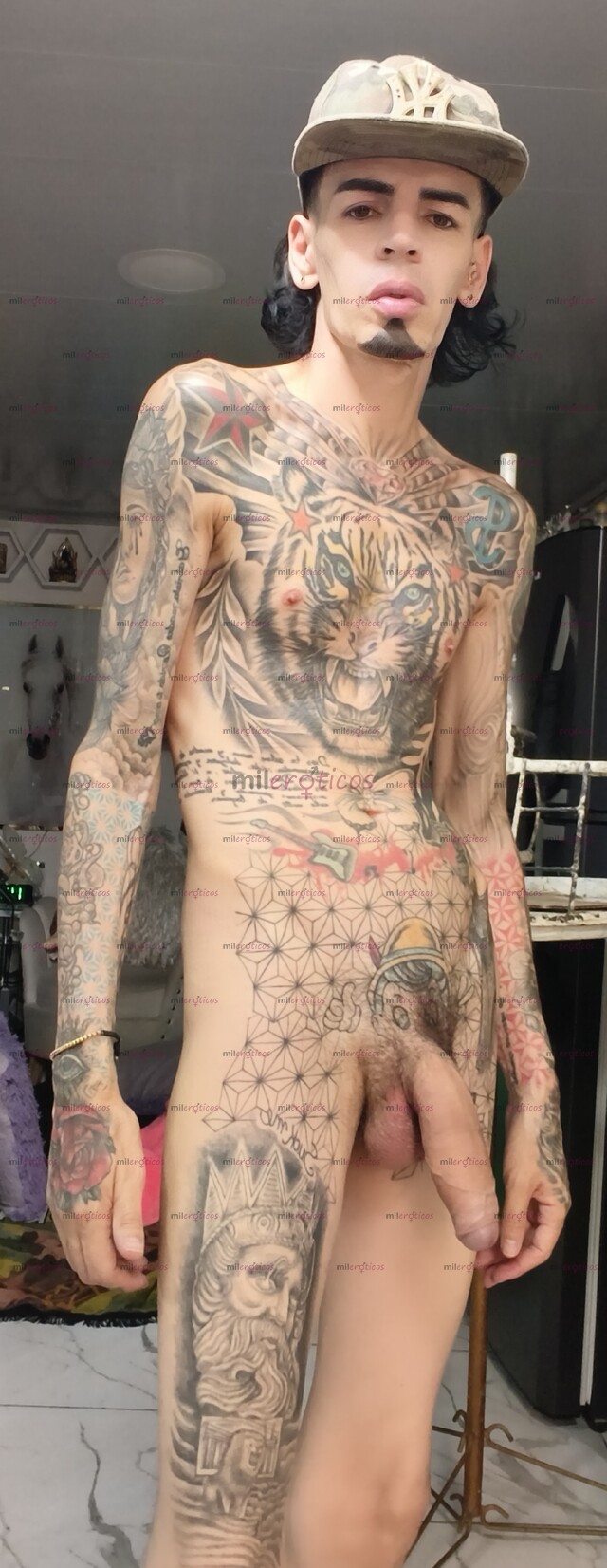 FOTOS DE FLACO ACTIVO BLANCO TATUADO SERIO RESERVADO